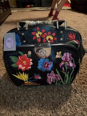 NWT Sharif Designs Embroidered bowler bag *wear on upper handle snap